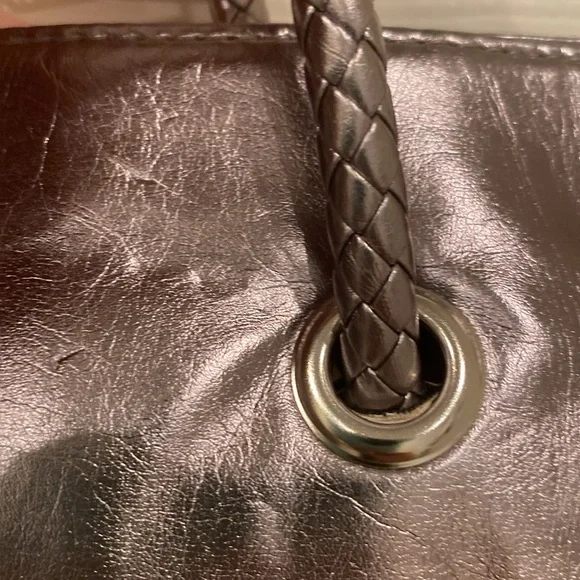 Elizabeth Grant Tote, Fully Lined in Silver with snap closure -NWOT - Picture 4 of 9